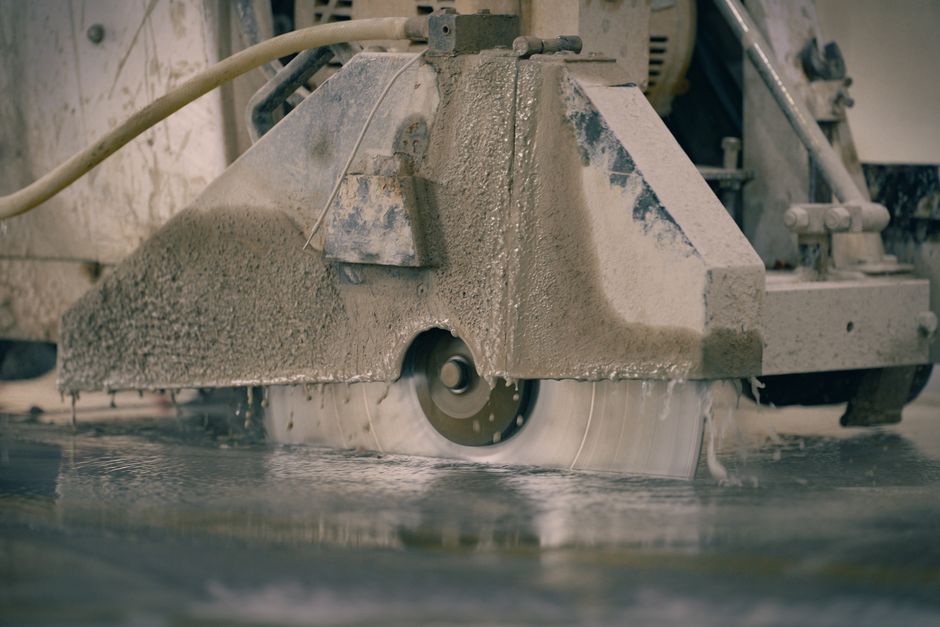 Motorna rezalica za beton 350 mm — najam alata Osijek
